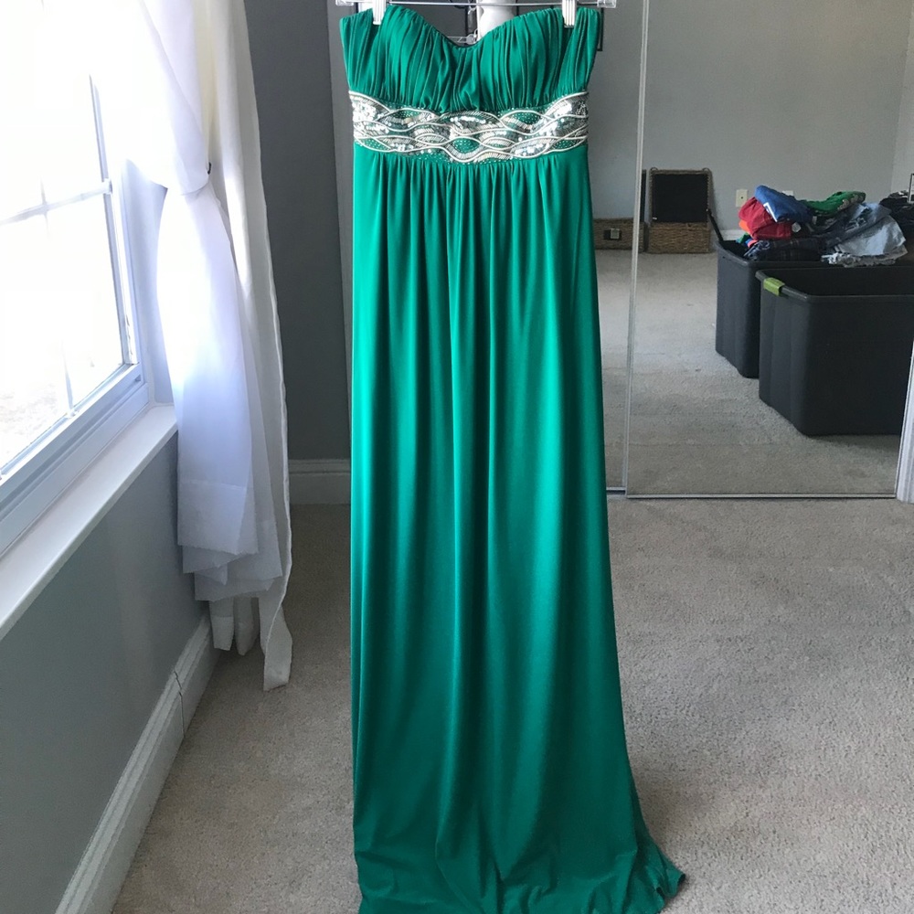 JS Boutique Formal Strapless Dress